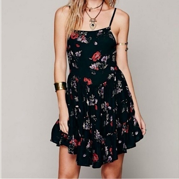 FREE PEOPLE Intimately Circle of Floral Tiered Tie Up Dress. Size M - Picture 1 of 6